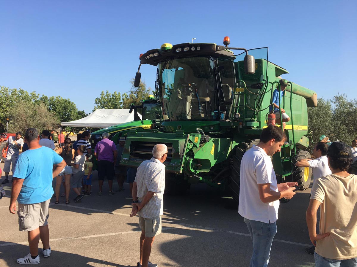 "La Beata" empfängt Landwirte und ihre Maschinen