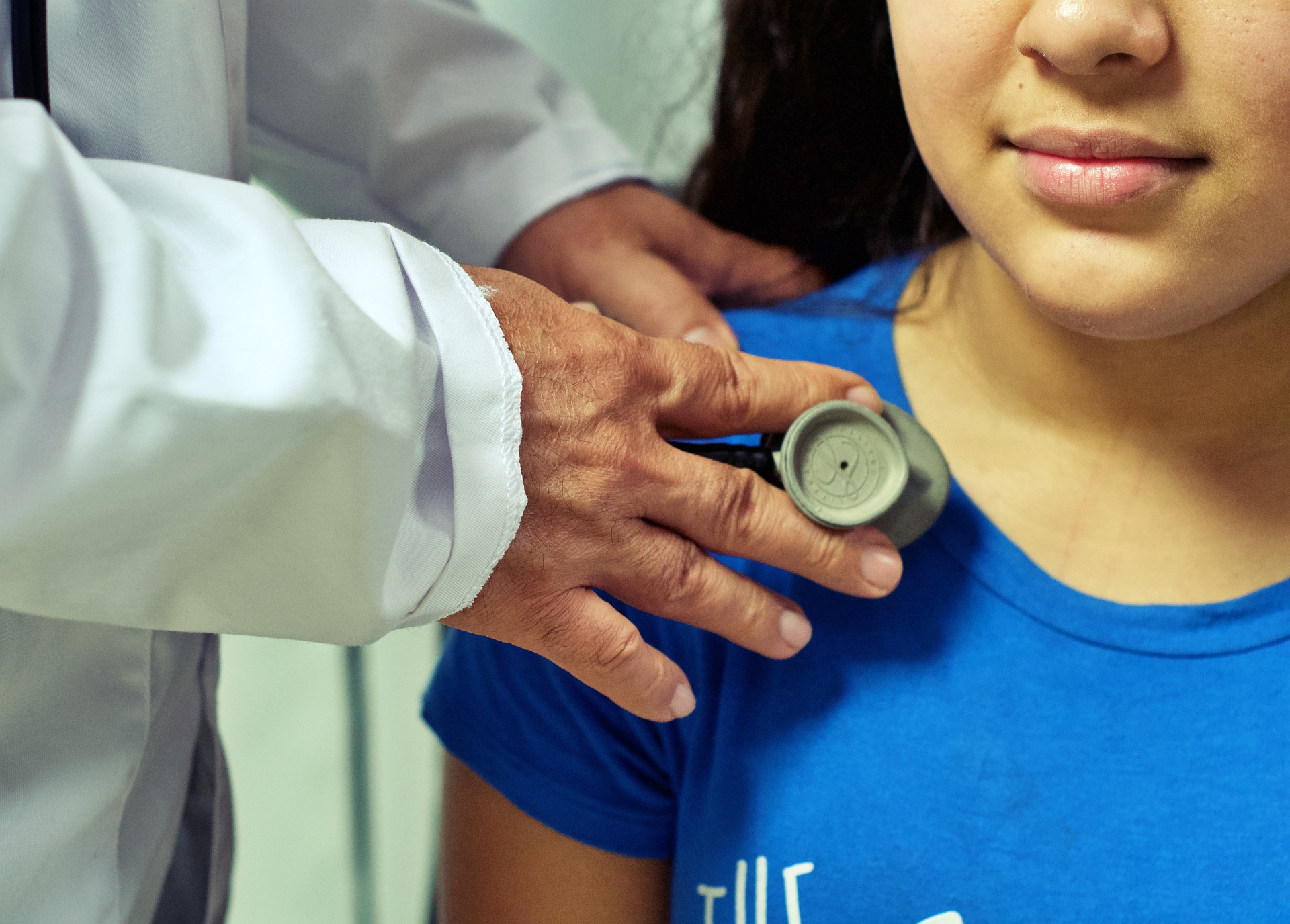 Wie wird das öffentliche Gesundheitswesen in Spanien finanziert?