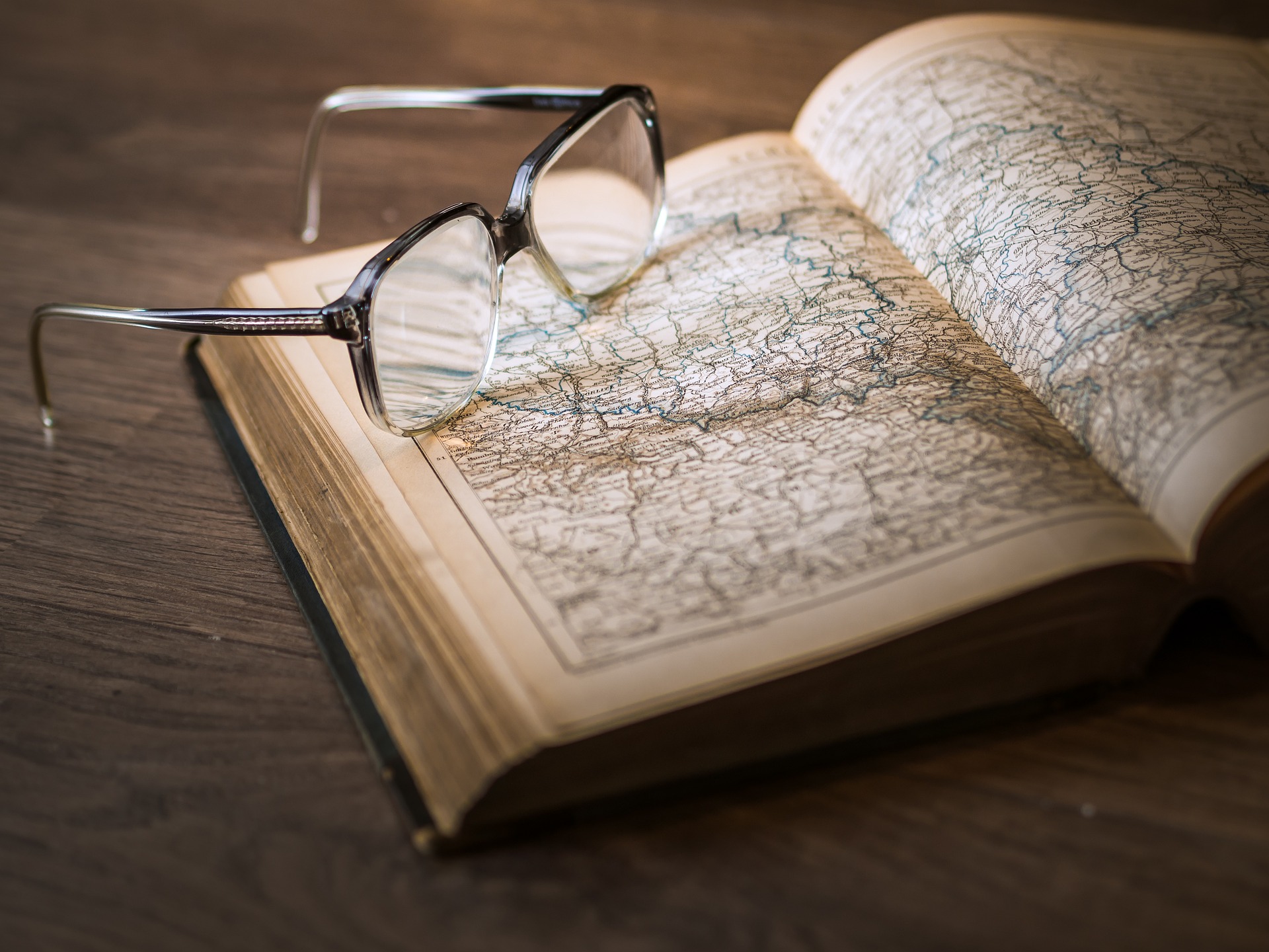 Atlas, Buch, Brille