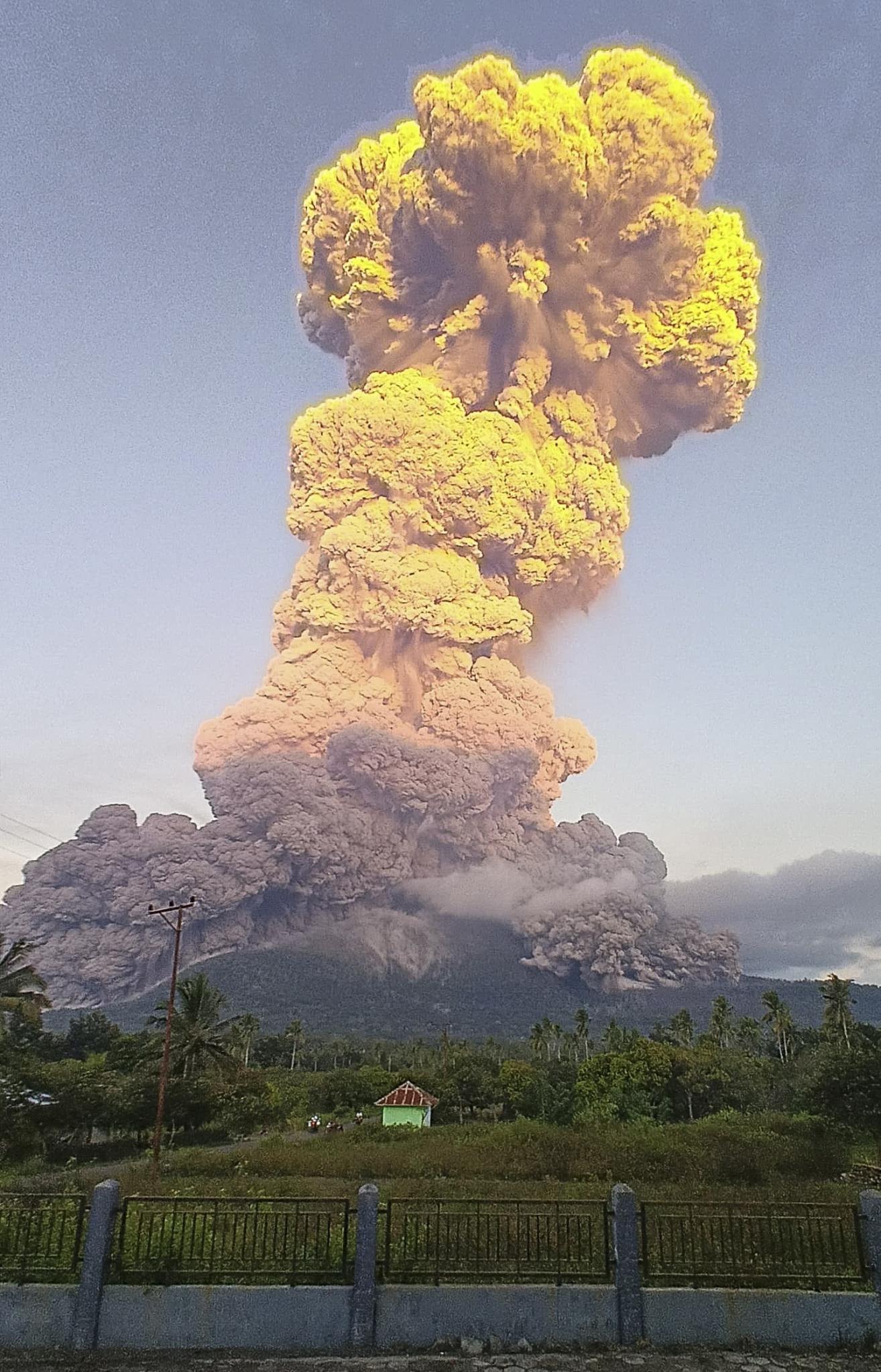 Uitbarsting van de vulkaan Lewotobi Laki-laki in Indonesië