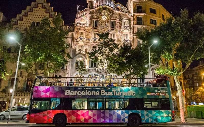 Doppeldecker-Sightseeing-Bus in Barcelona geht in Flammen auf