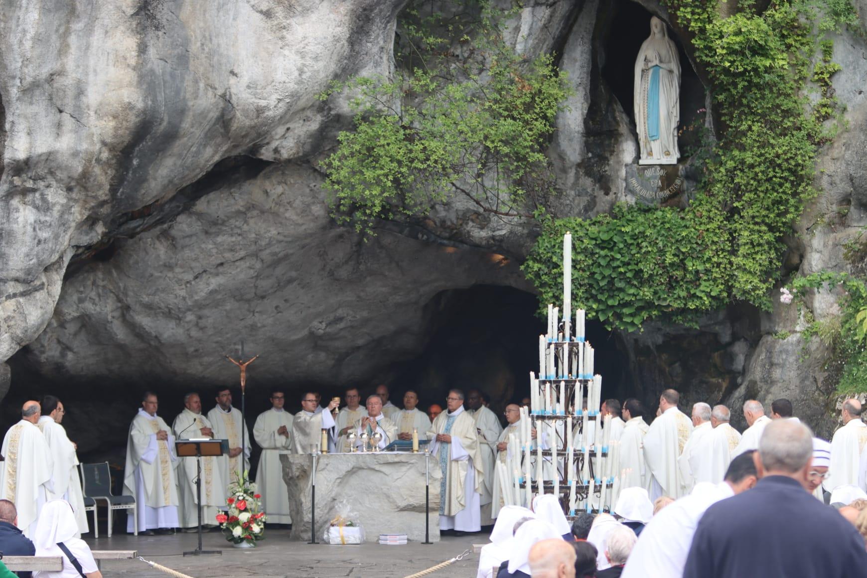 Bischof von Mallorca leitet eine Messe im französischen Wallfahrtsort Lourdes