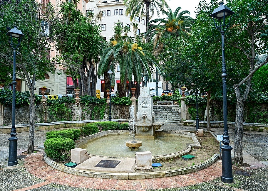 Brunnen an der Plaza de la Reina