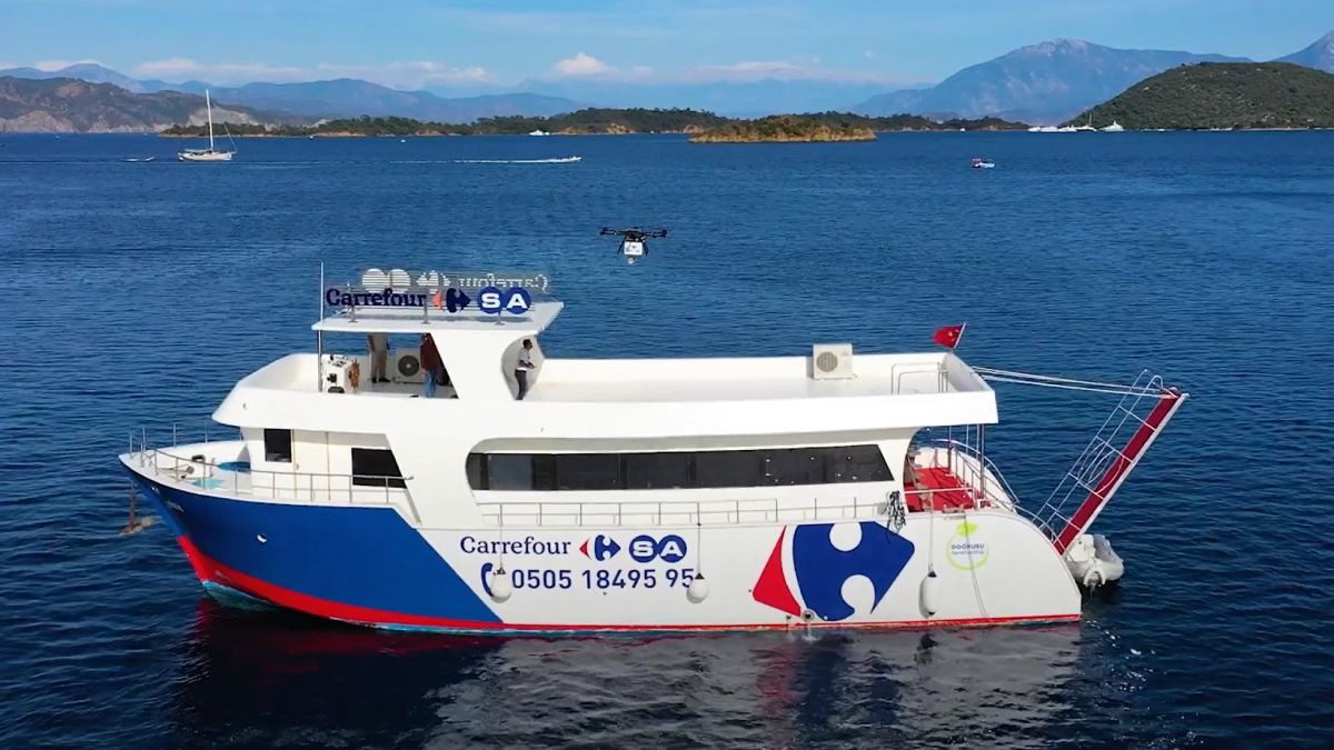 Carrefour-Schiff vor der Küste der Türkei
