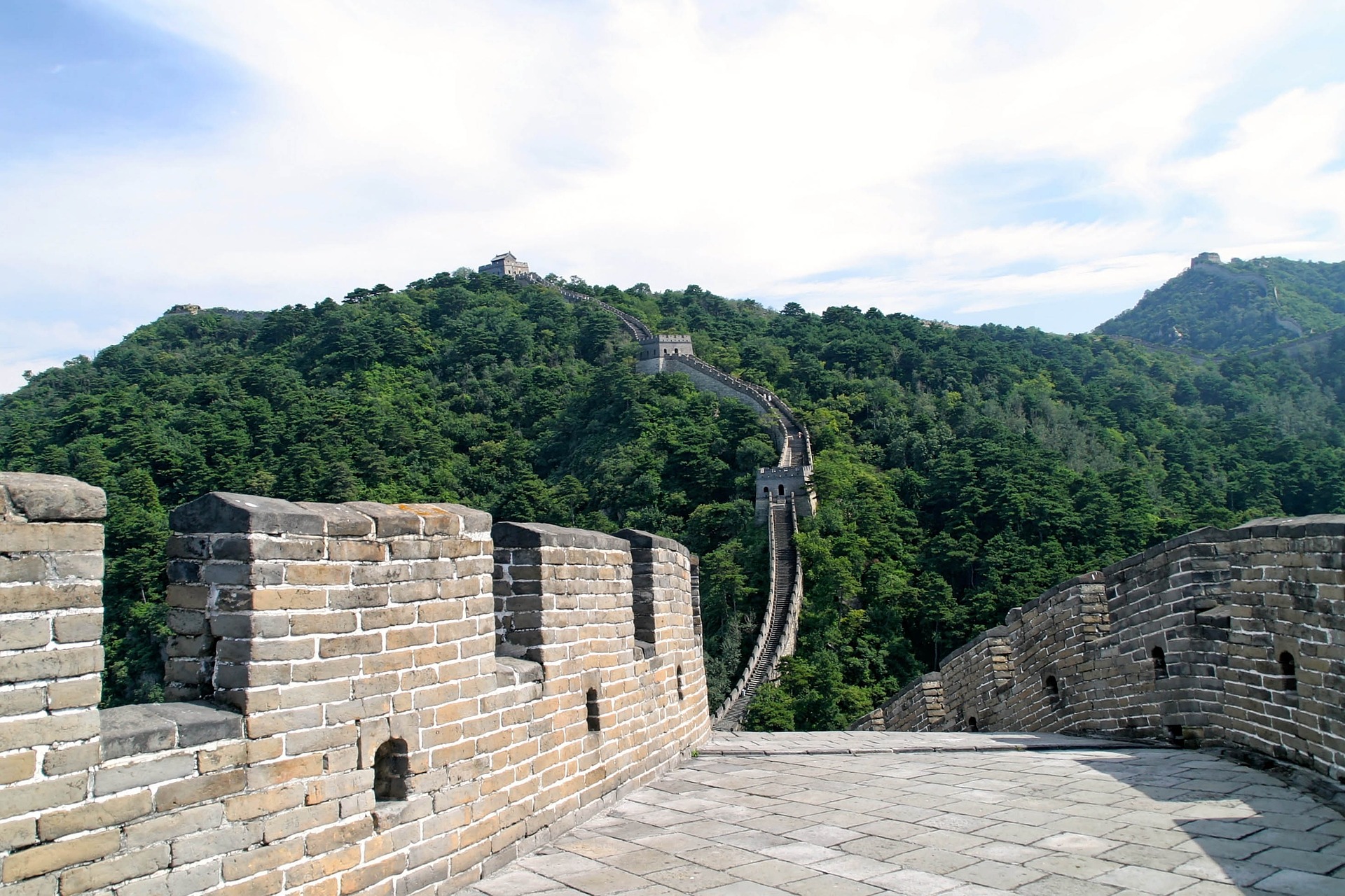 Chinesische Mauer mit einem Bulldozer beschädigt