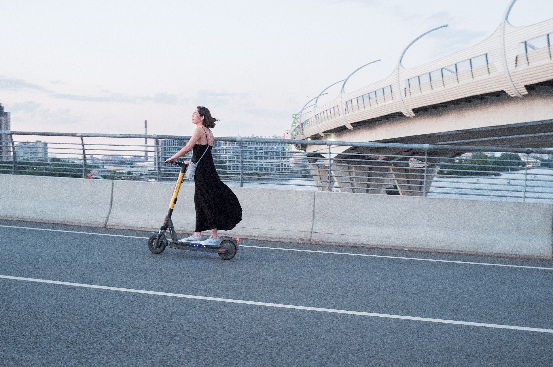 Frau, Elektro-Scooter, Roller