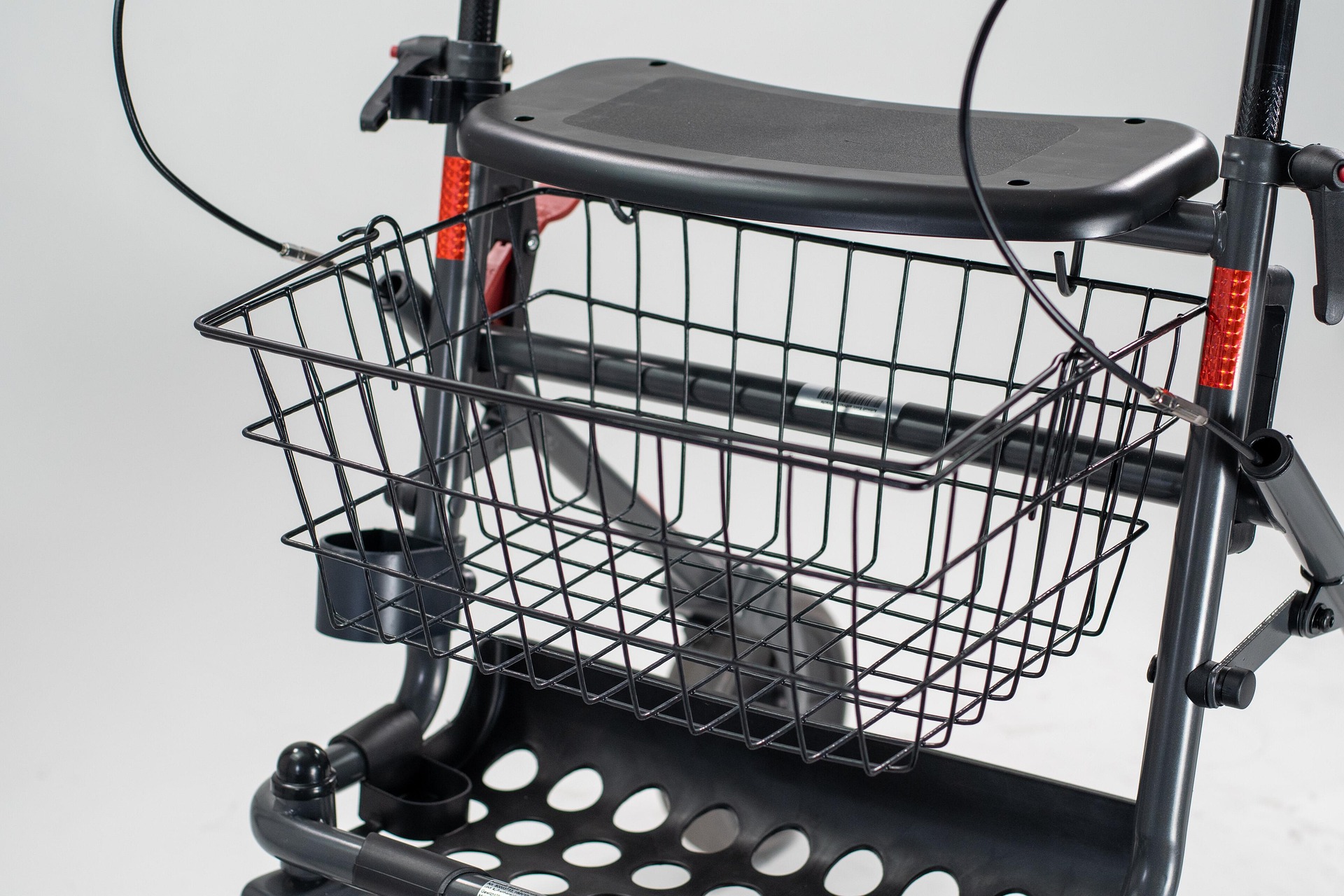 Gehhilfe, Rollator, Einkaufen, Rentner