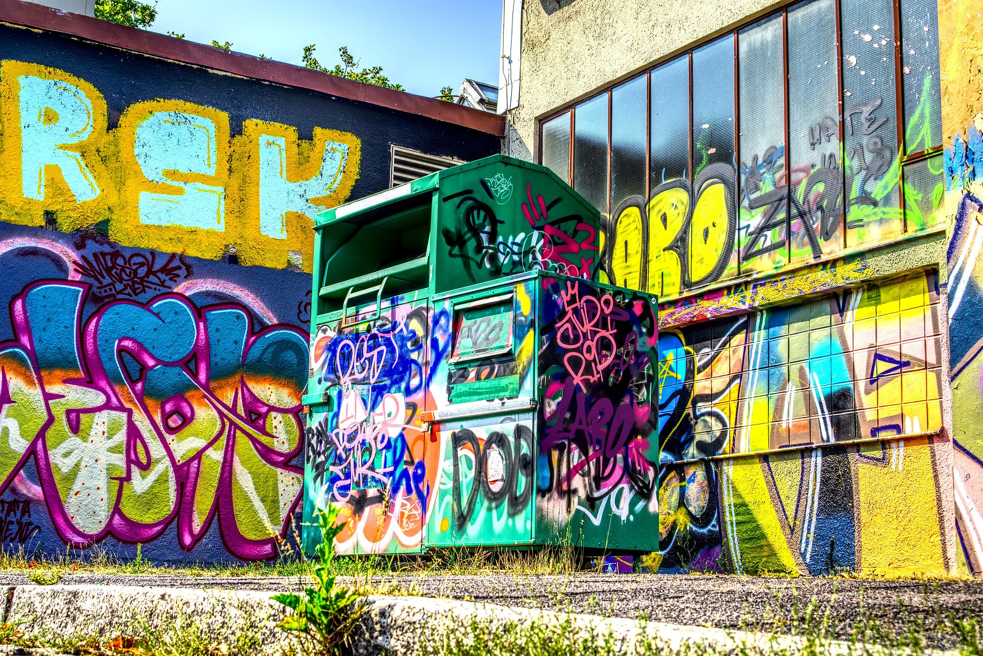 Graffiti, Mauer, Altkleidercontainer