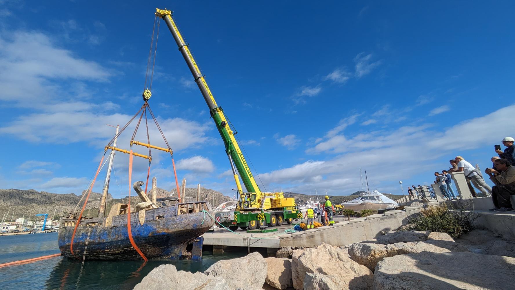 Bergung von havariertem Schiff in der Bucht von Pollença