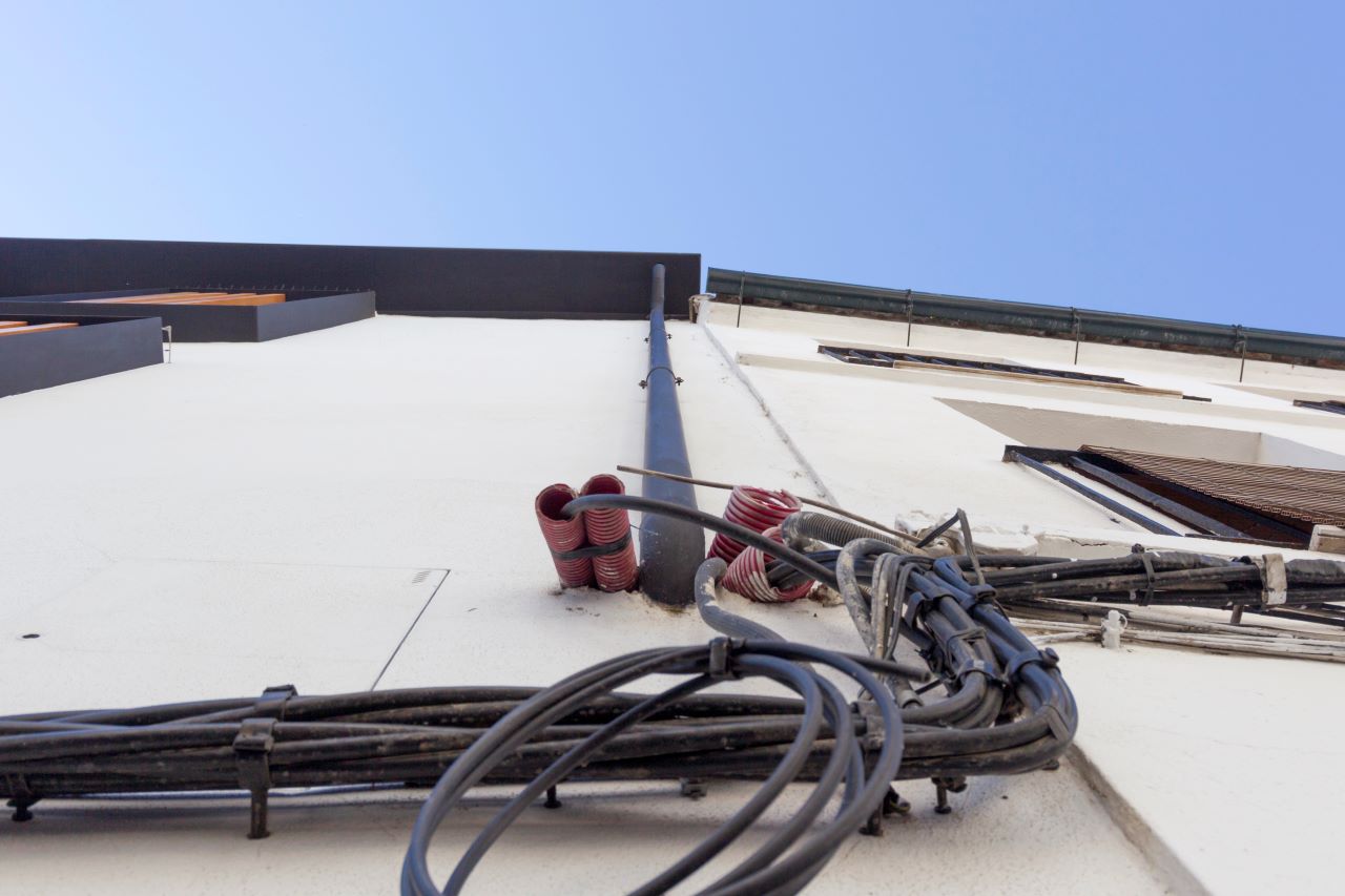 Kabel an Hausfassade