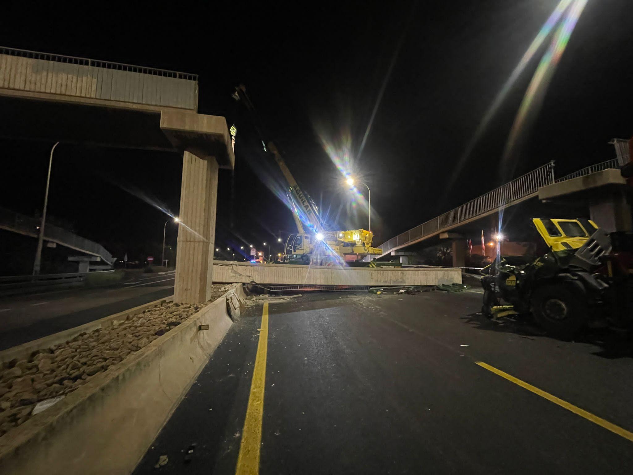 LKW reisst Fussgängerbrücke in Palma ein LKW reisst Fussgängerbrücke in Palma ein