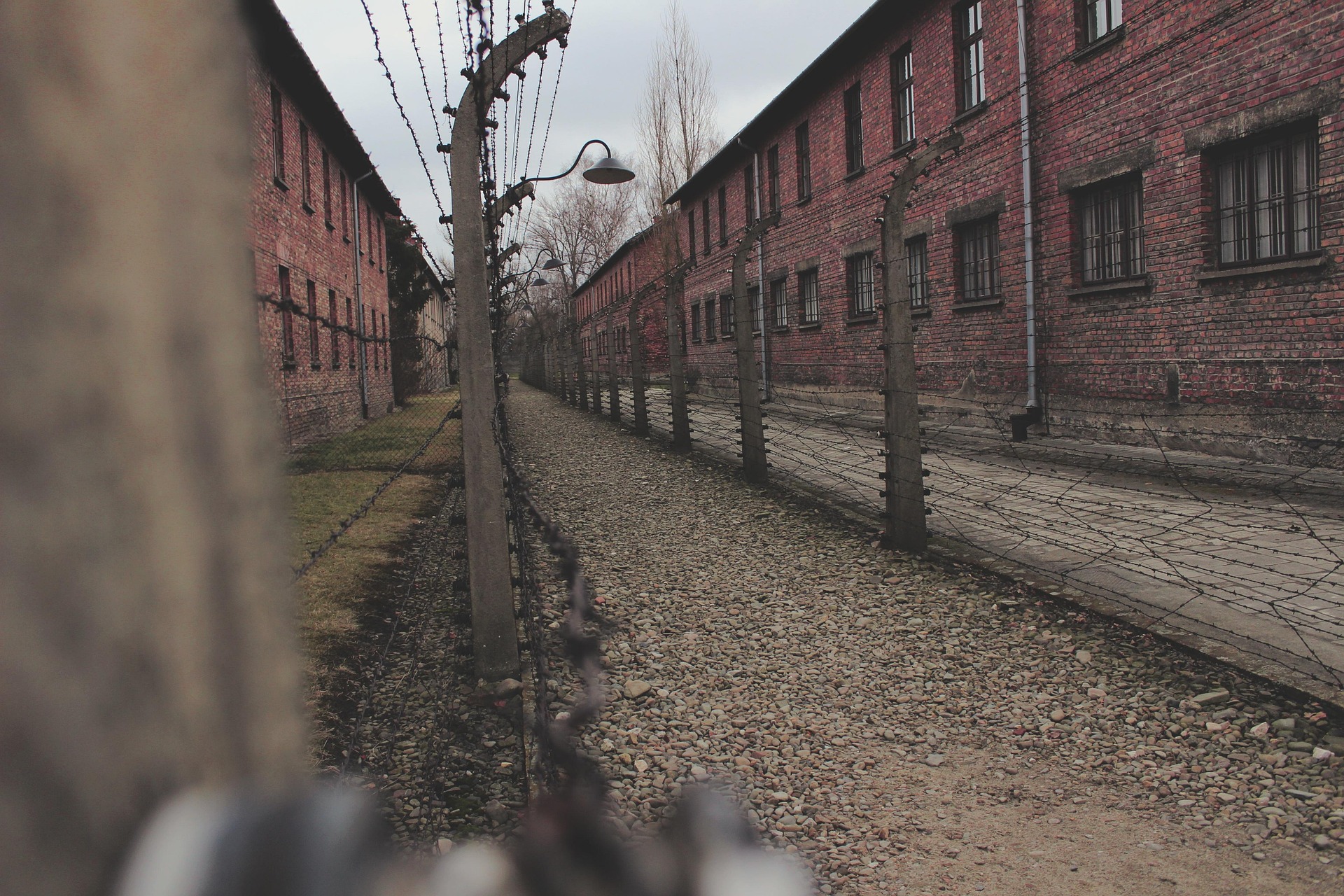Lager, Kaserne, Gefängnis