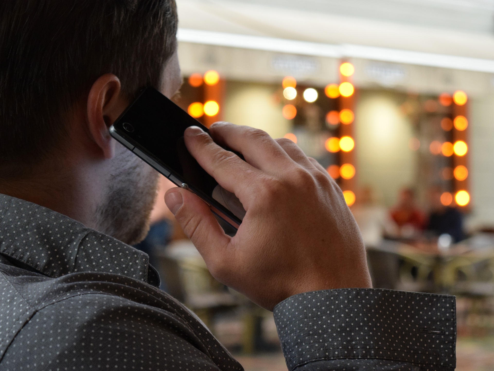 Mann Telefon Gespräch