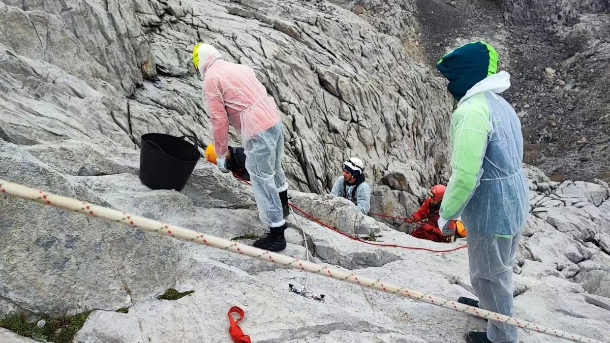Über tausend Kilo versteckter Müll in den Picos de Europa entdeckt