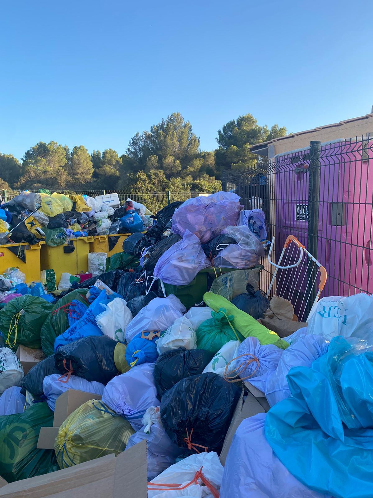 Slechte staat van het afvalverzamelpunt in Colònia de Sant Jordi