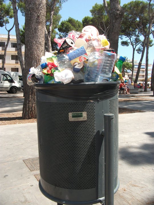 “Tijdelijke afvalbakken” op de Paseo Marítimo