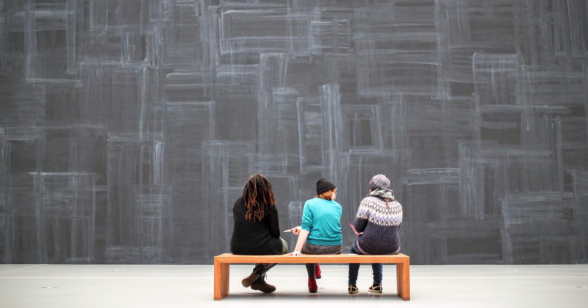 Museumsbesucher in einer Ausstellung
