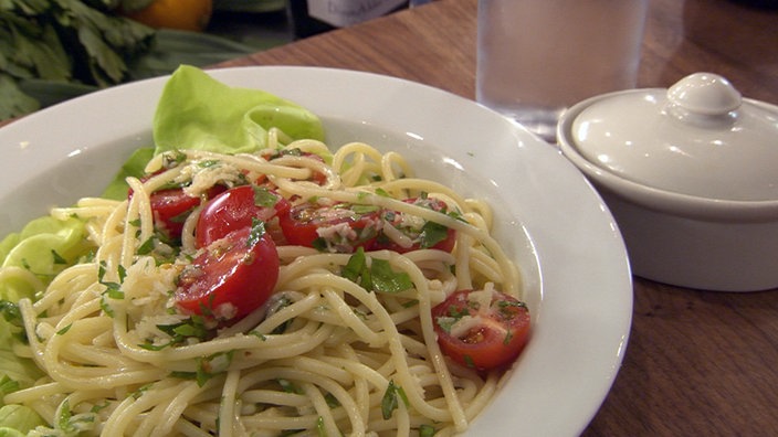 Nudelsalat mit frischen und getrockneten Tomaten