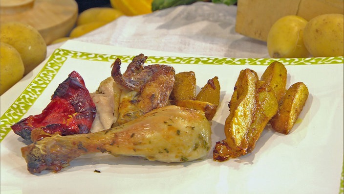 Platthuhn mit Pommes oder Wedges aus dem Ofen