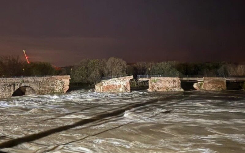 Überschwemmung zerstört Teil der römischen Brücke in Toledo Überschwemmung zerstört Teil der römischen Brücke in Toledo