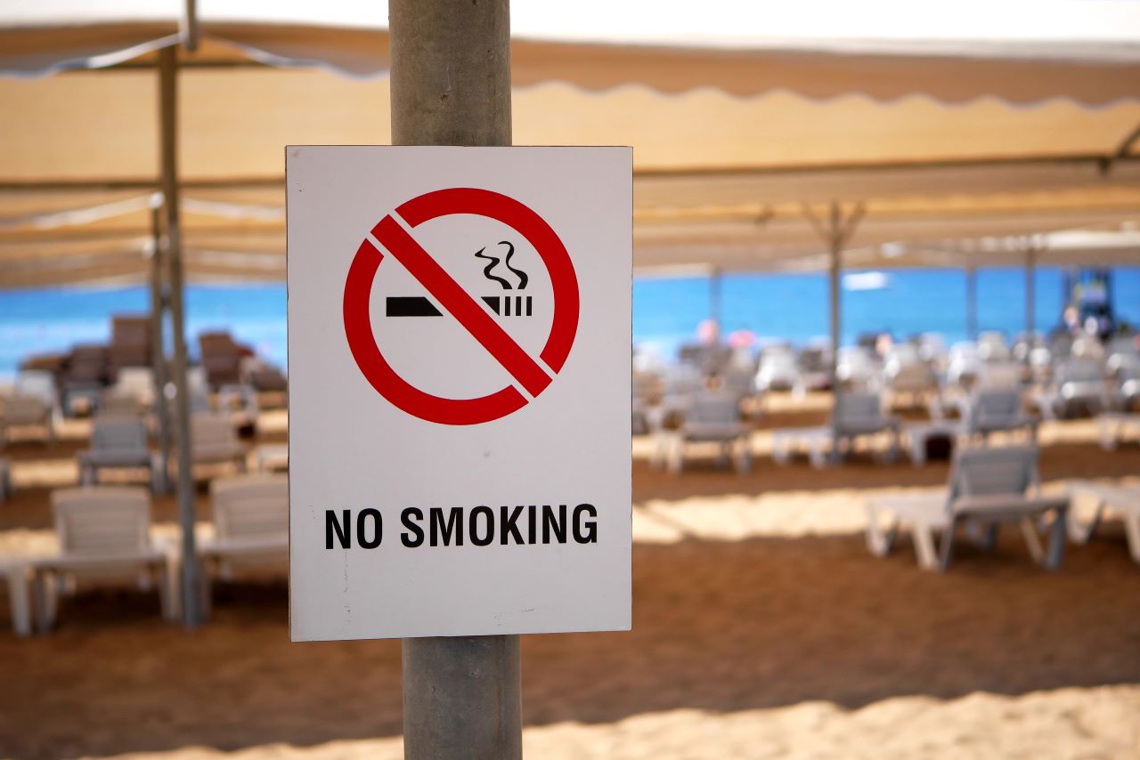 Rauchverbote am Strand: Was Urlauber wirklich wissen müssen