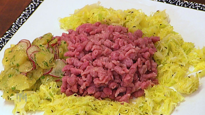 Rote-Bete-Spätzle auf jungem Spitzkohl