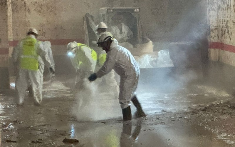Schlamm nach der DANA in Valencia entfernen