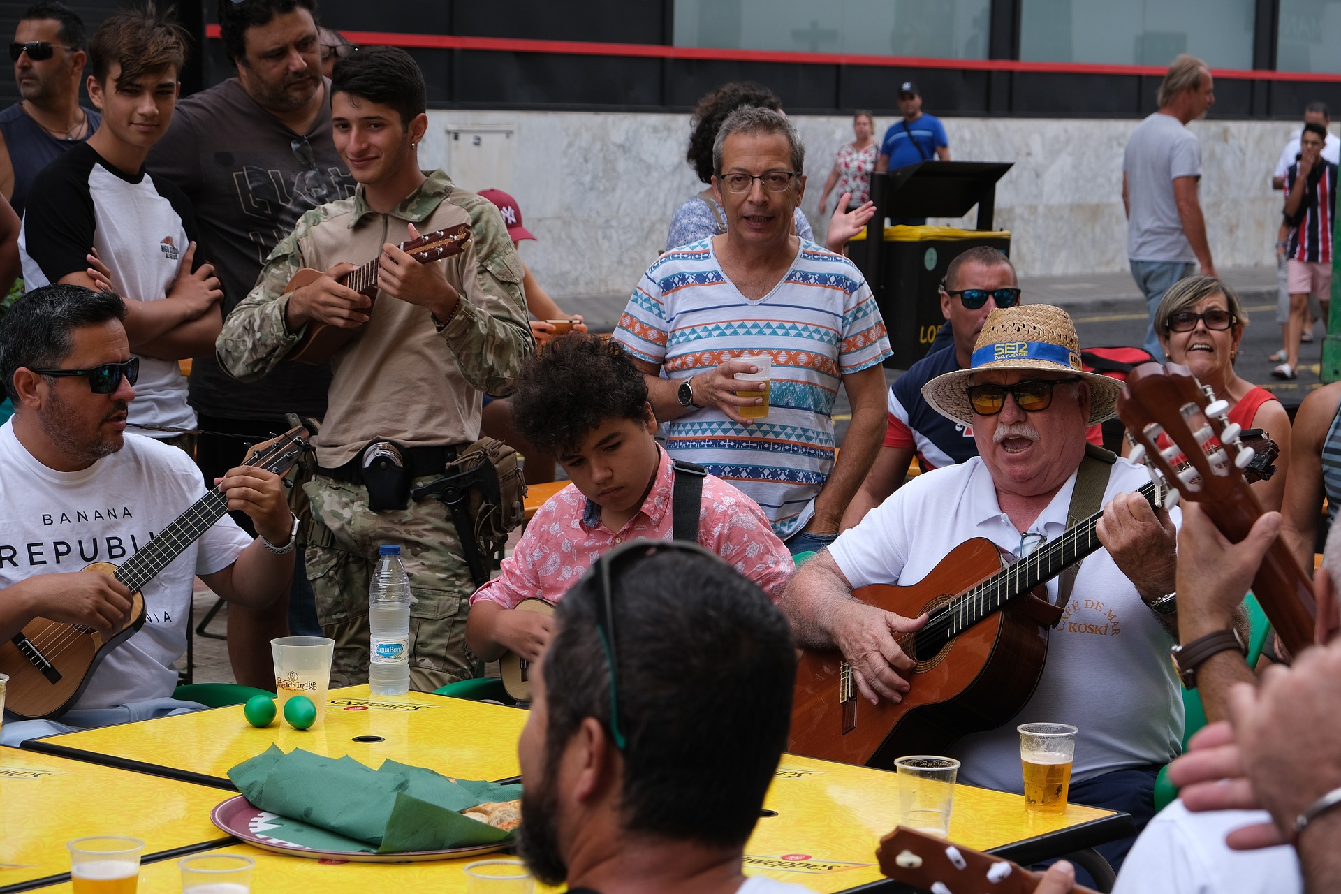 Straßenfest Gitarrenspieler Musikanten Fiesta Fira