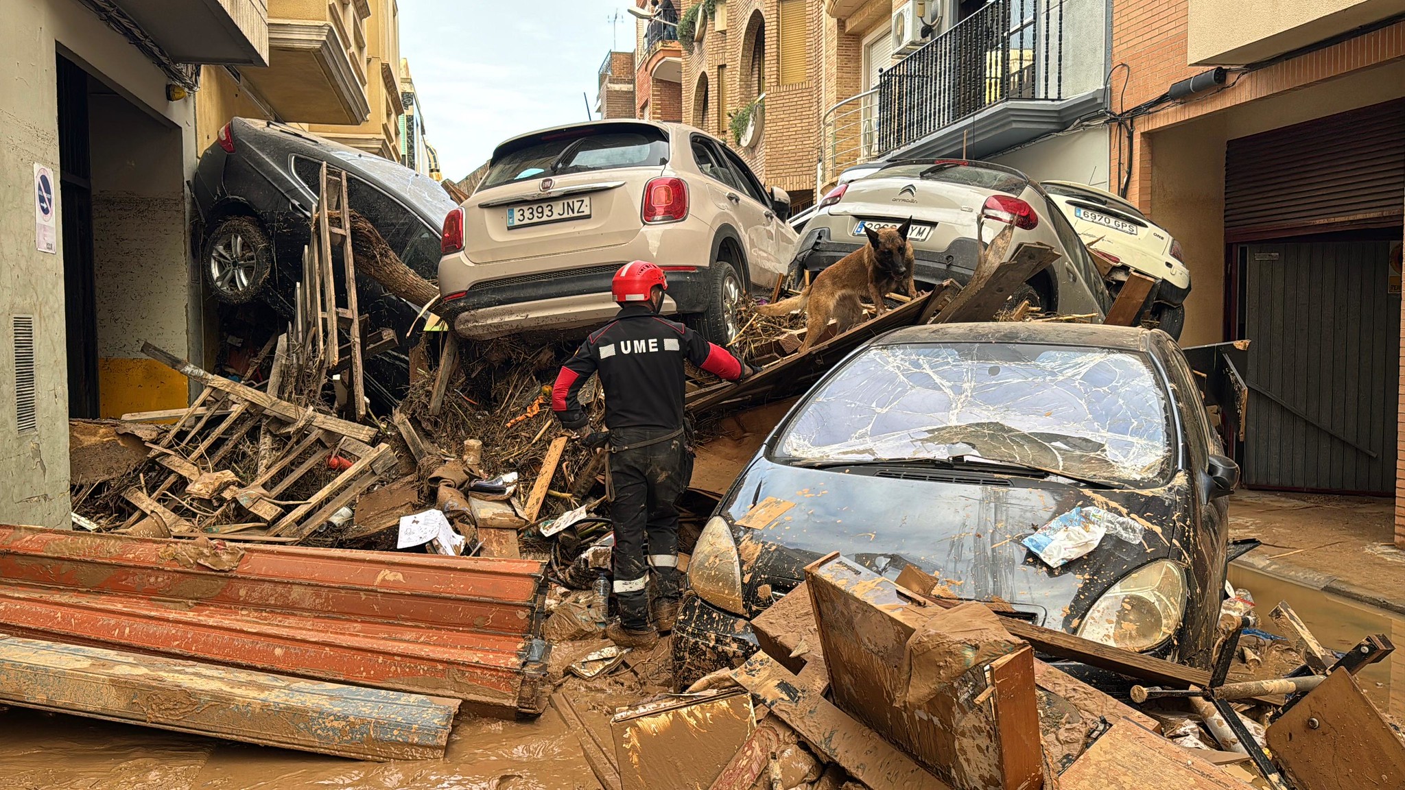 Suche in Valencia nach Überlebenden und Leichen
