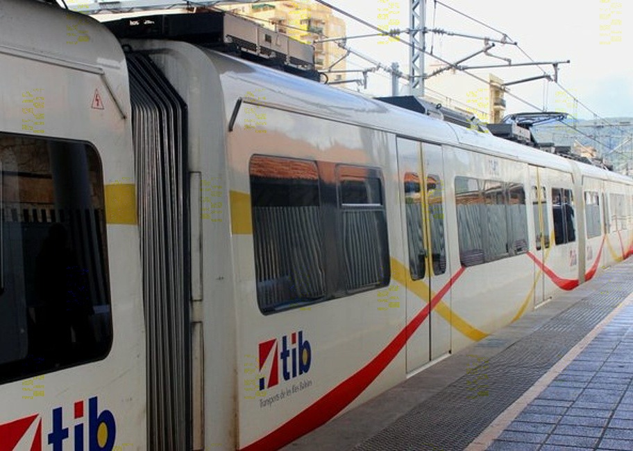 TIB Zug im Bahnhof