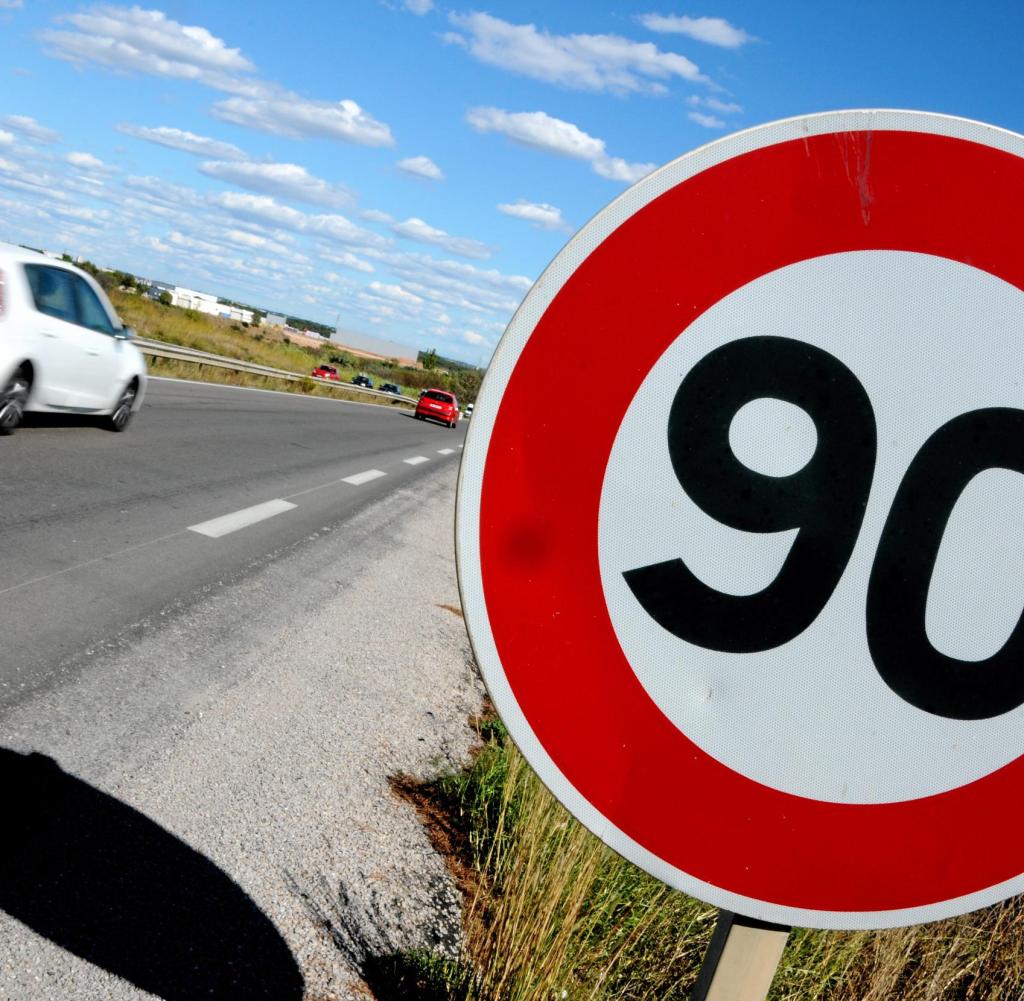 Tempolimit 90 Verkehrsschild