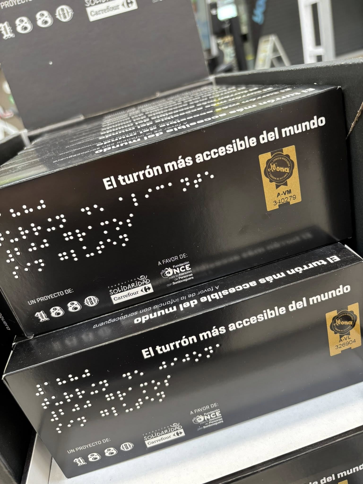 Turron mit spezieller Blindenschriftverpackung Turron mit spezieller Blindenschriftverpackung