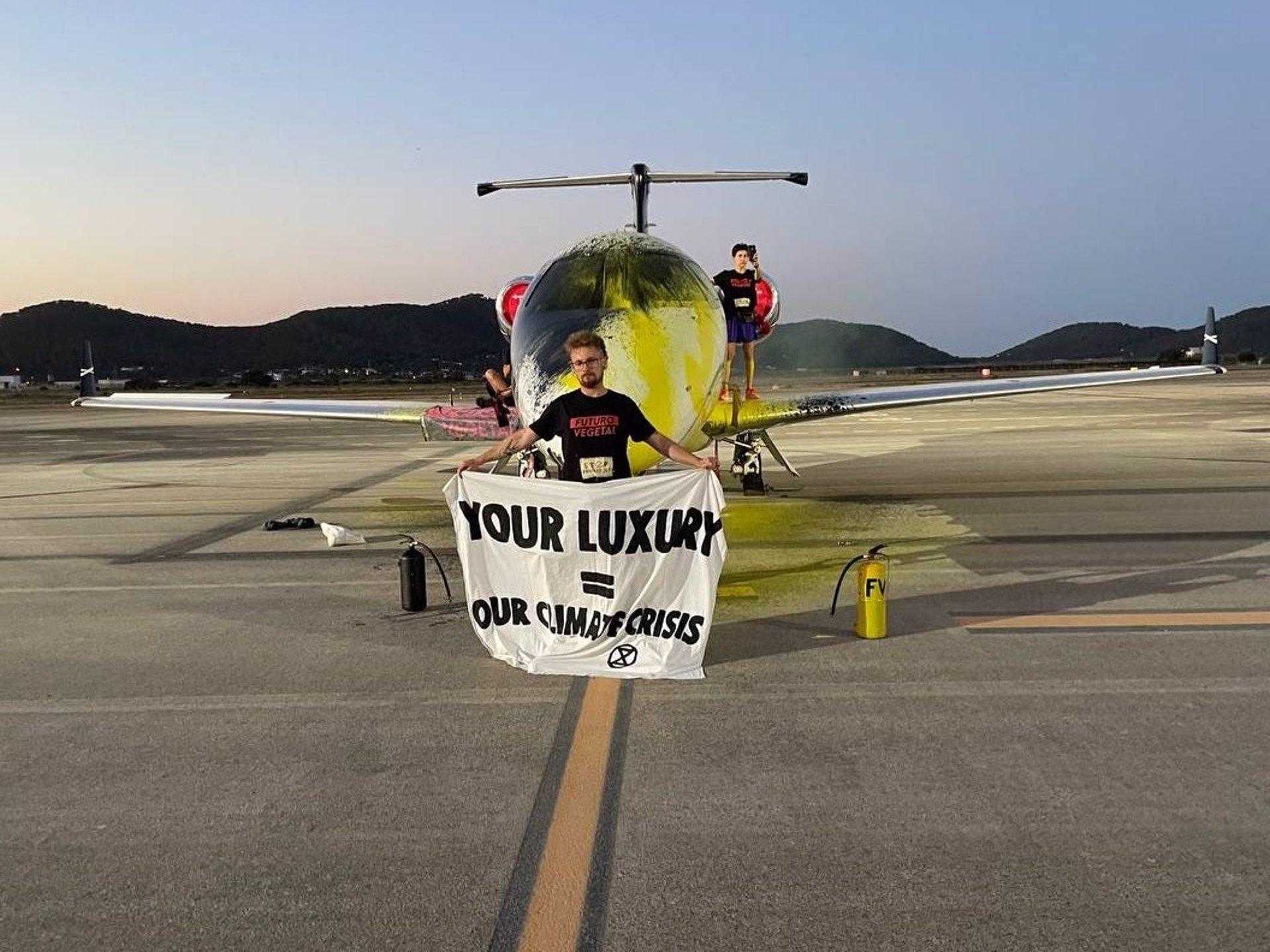 Umweltschützer kleben sich an Privatflugzeug fest