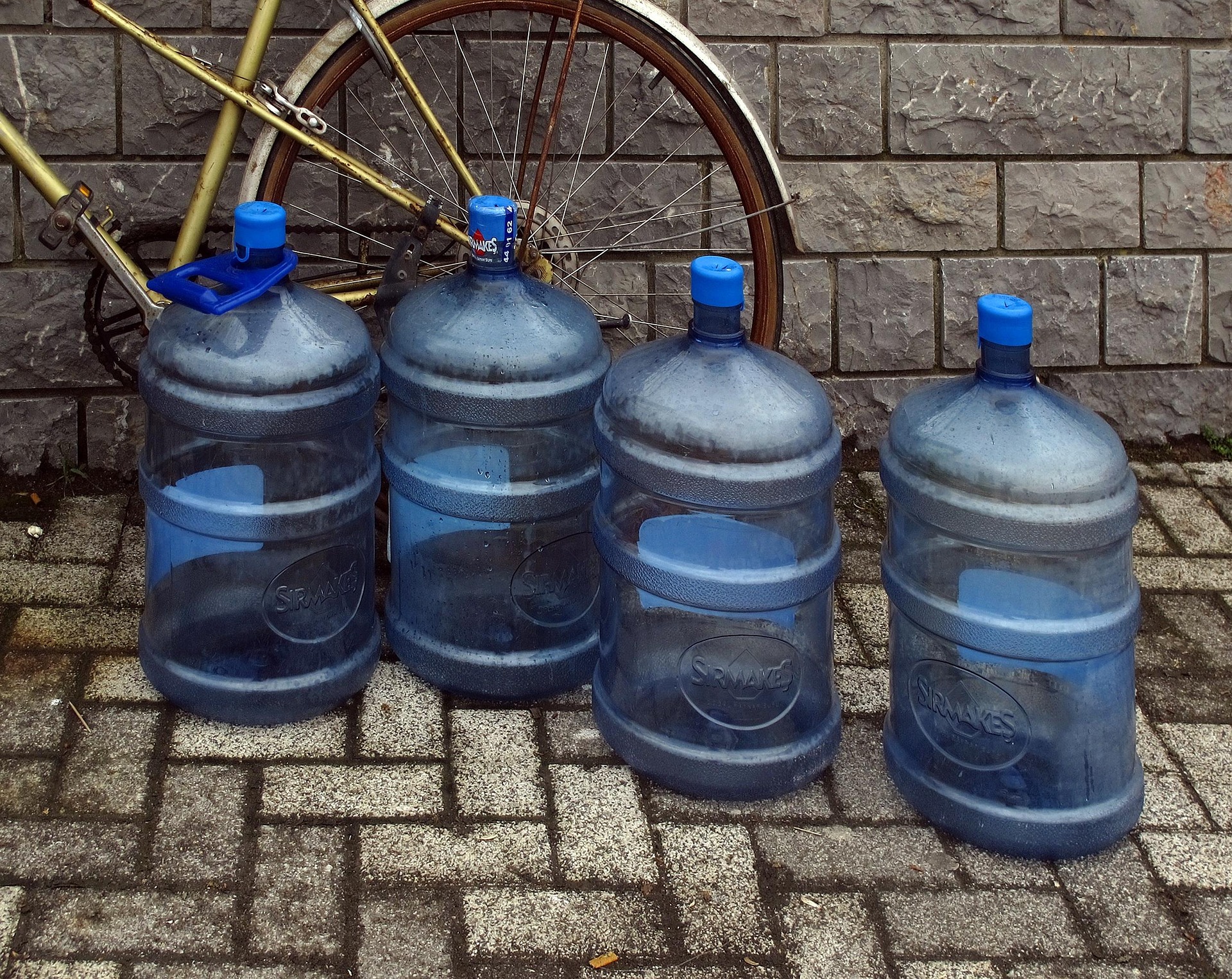 Warum stehen in Dörfern Wasserflaschen vor den Häusern?
