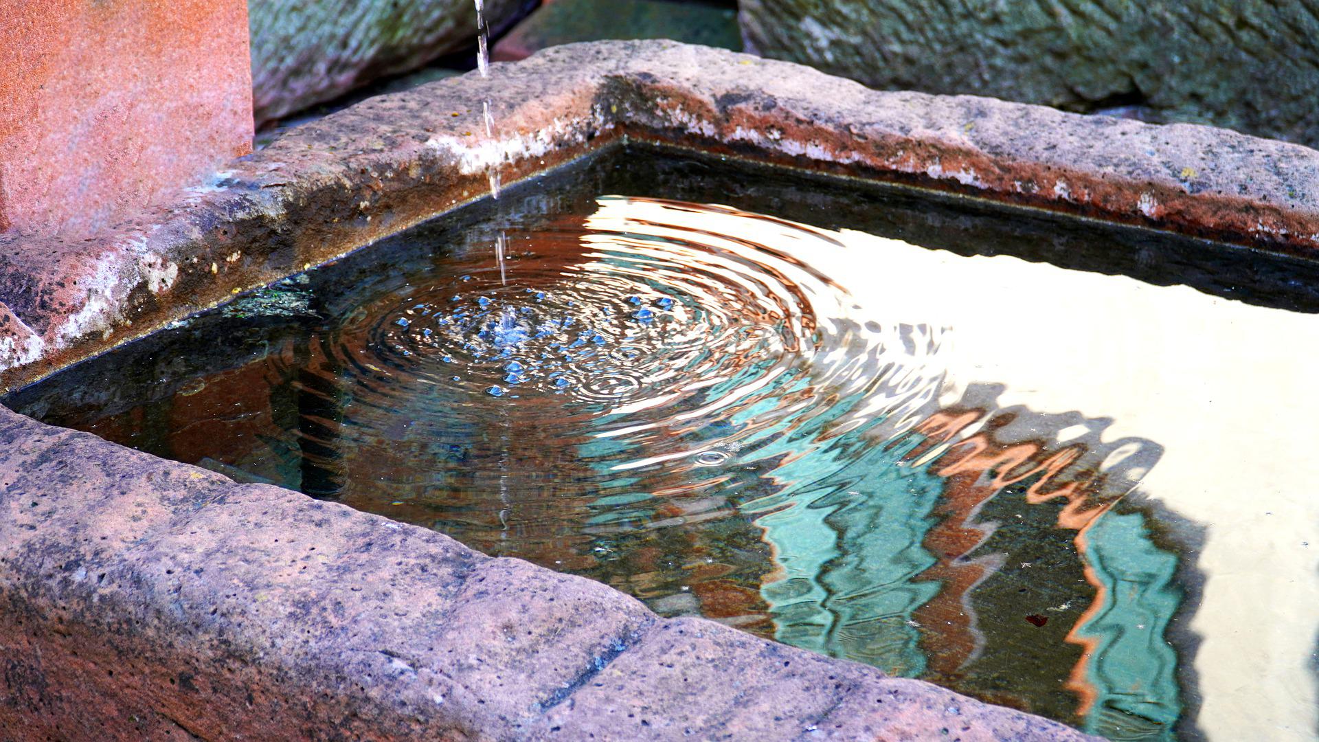 Wasser Brunnen Erfrischung Hitze