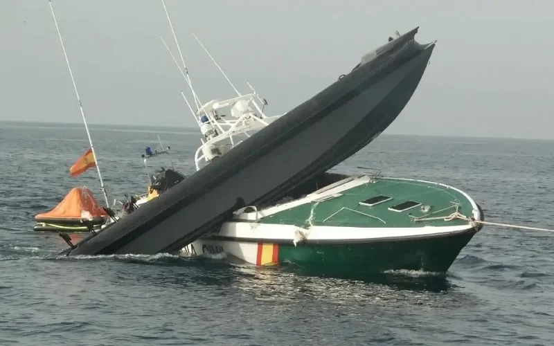 Tod von zwei Polizeibeamten nach dem Zusammenstoß mit einem Drogenboot