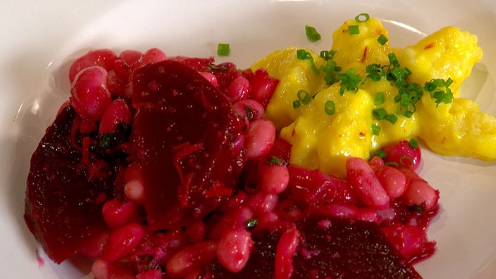 Rote-Bete-Ragout mit weißen Bohnenkernen und Blutorangen