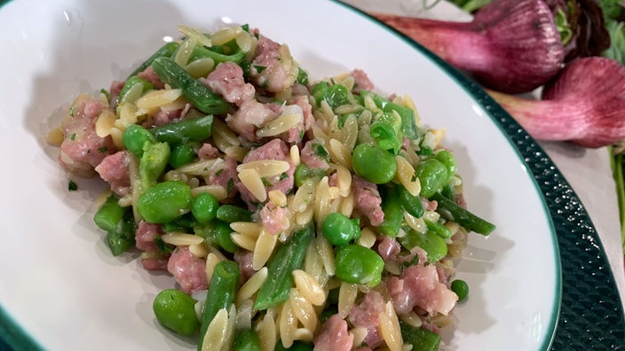 Griechisches Risotto aus Reiskornnudeln mit würziger Bratwurst