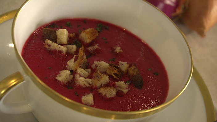 Pinkfarbenes Rote Bete-Cremesüppchen
