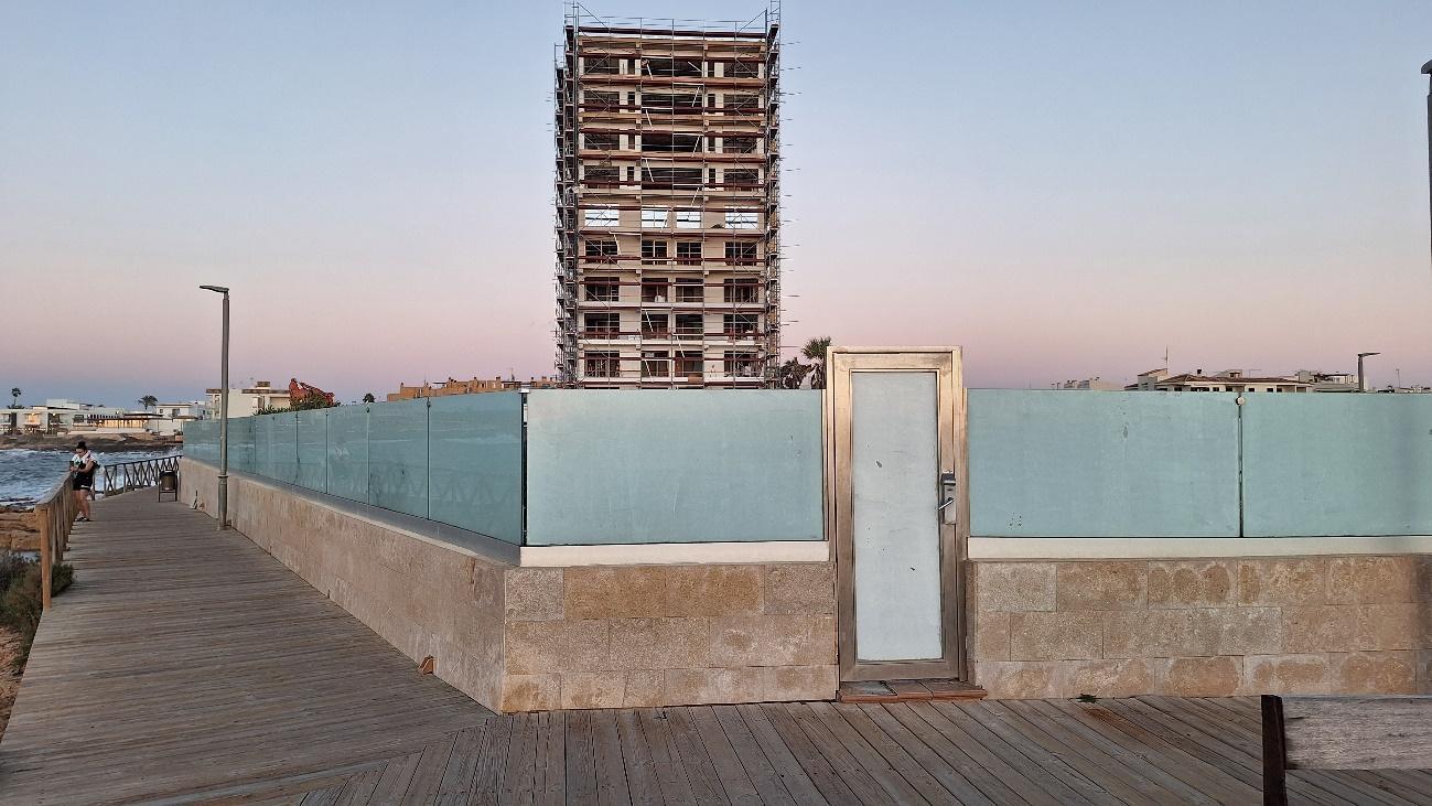 De illegale buitenmuren en terrassen van Hotel Sur in Colònia de Sant Jordi slopen?