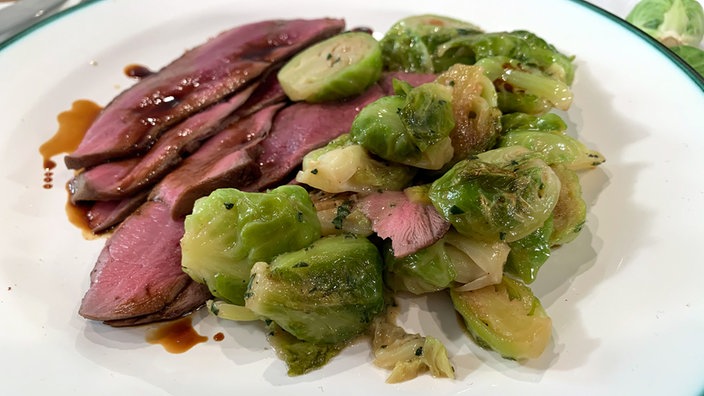 Kalbsherz auf Rosenkohlsalat