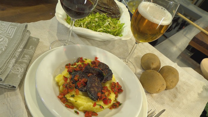 Knusprige Bratwurstschnitzelchen mit Kartoffelsalat
