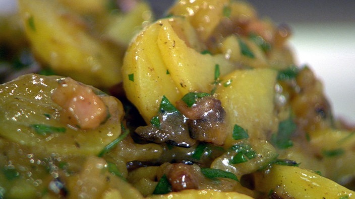 Norddeutscher Kartoffelsalat mit Specksauce und Kartoffelsalat mit Eiersauce