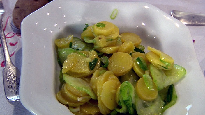 Erdäpfel-Vogerl-Salat und Kartoffelsalat mit Kürbiskernöl und Balsamico