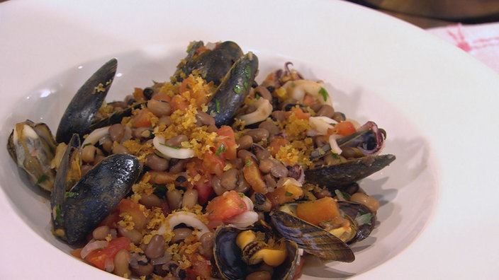 Bohnenkerne mit Meeresfrüchten und Tomaten