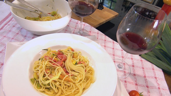 Heiße Pasta mit kaltem Tomatensalat
