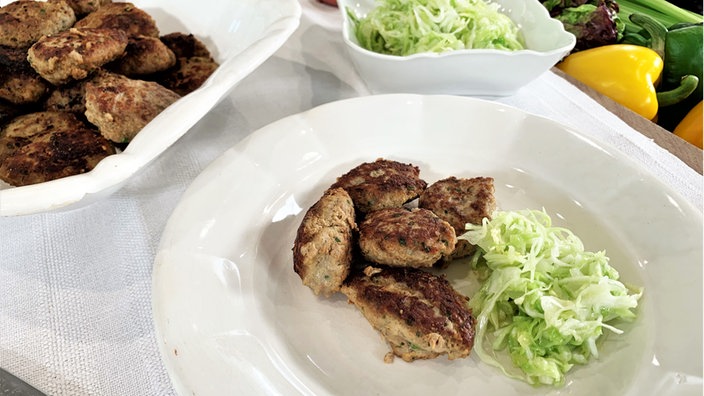 Fleischkiechle mit Krautsalat