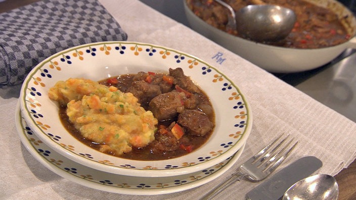 Schweinepfeffer mit Möhren- und Kartoffelstampf