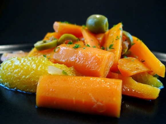 Karottengemüse mit Orangenfilets und grünen Oliven