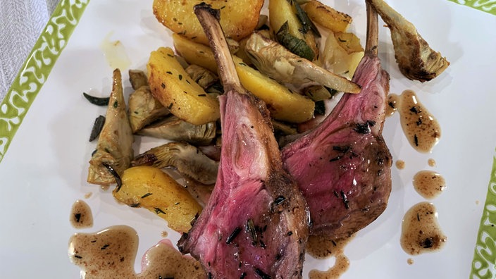 Artischockengemüse mit Kartoffeln zum Lammkotelett
